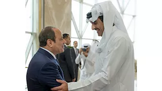 أمير قطر يستقبل الرئيس السيسي في مطار حمد الدولي 