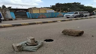 هبوط أرضي بشارع الجلاء في سمسطا بني سويف يوقف حركة المرور