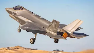 مشاهد من إصابة طائرة أمريكية إف-35 وإجبارها على هبوط اضطراري فوق إيران