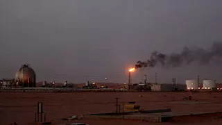 السعودية تغلق مصفاة نفط رئيسية بعد الهجوم الإيراني (فيديو)