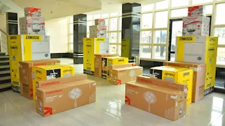 بالصور- محافظ بورسعيد يوزع أجهزة كهربائية على 10 عرائس 