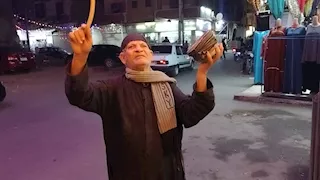 "طبلة من ريحة زمان".. "عم سنجام" يرفض الاعتزال ويوقظ المنيا بأهازيج السبعينات