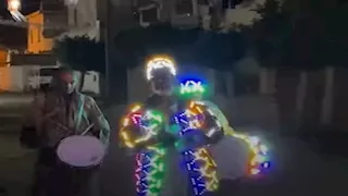 مسحراتي بالعمَة والجاكت المضيء يشعل مواقع التواصل الاجتماعي (فيديو)