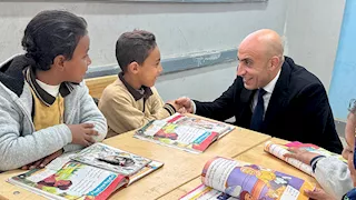 لقطة أبوية.. وزير التعليم يجلس بجانب الطلاب ويتحدث معهم في مدارس قنا 