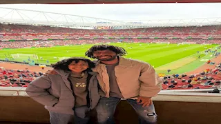 محمد النني ينشر صورا برفقة نجله خلال وجوده في مباراة أرسنال 