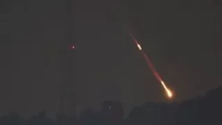 حزب الله يطلق صواريخ على تل أبيب وصفارات الإنذار تدوي