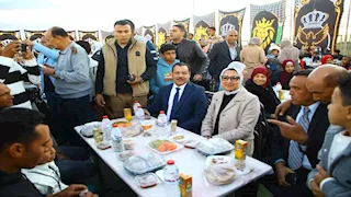 محافظ الوادي الجديد تشارك أهالي قرية ذخيرة إفطار رمضان (صور)