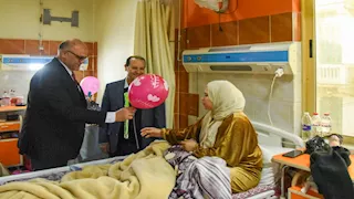 من صلاة العيد إلى المستشفى.. محافظ الإسكندرية يزور "أطفال الأنفوشي" لتهنئتهم بالعيد