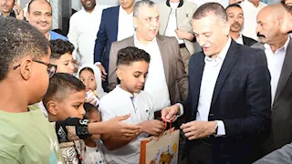 محافظ أسوان يوزع العيدية وكروت تحمل تهنئة السيسي بالعيد 