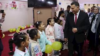 محافظ القليوبية يشارك فتيات مؤسسة البنات فرحة العيد ويوزع الهدايا والعيديات