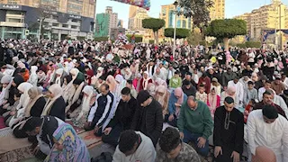 ينبغي الفصل.. ما حكم صلاة الرجال إلى جوار النساء في صلاة العيد؟