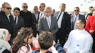 بالصور- محافظ بني سويف يتفقد الممشى السياحي ويشارك المواطنين فرحتهم بالعيد