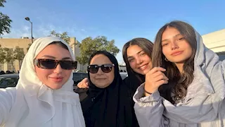 سارة سلامة تخطف الأنظار بـ "الحجاب" في صلاة العيد