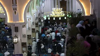 بالصور.. توافد المواطنين على مسجد الصديق بشيراتون لأداء صلاة العيد