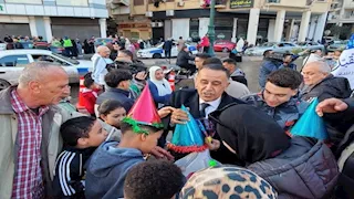 مواطن يوزع الهدايا والألعاب على الأطفال احتفالًا بعيد الفطر في بورسعيد (صور)