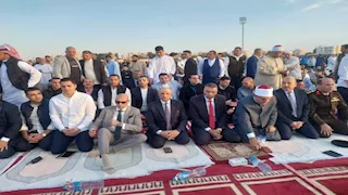 محافظ جنوب سيناء يؤدي صلاة العيد ويوزع الهدايا على الأطفال (صور)