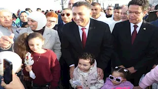 بالورود والهدايا.. محافظ القليوبية يشارك المواطنين فرحة العيد ببنها (صور)