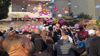 "شلالات البالونات" ترسم البسمة على وجوه المواطنين في بورفؤاد خلال عيد الفطر (صور)