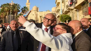 جولة محافظ الإسكندرية عقب صلاة عيد الفطر بمسجد "المرسي أبو العباس" (صور)