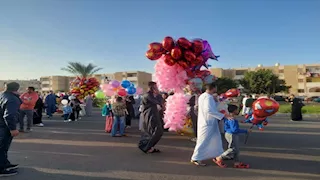 بـ30 جنيهًا.. البالونات الكرتونية تتصدر احتفالات العيد في جنوب سيناء (صور)