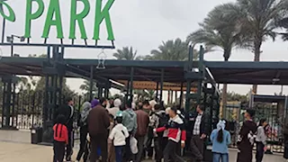 بالصور.. "الجيزة": توزيع أكياس قمامة مجانية في الحدائق والمتنزهات خلال إجازة عيد الفطر