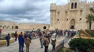 رغم الأمطار الغزيرة.. قلعة قايتباي تستقبل آلاف الزوار في ثاني أيام العيد (صور)