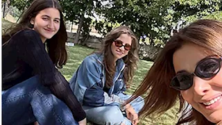 نانسي عجرم تحتفل بعيد الأم.. وتعلق: فيه أمهات تبتسم ودمعتها بعينها