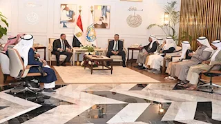 مشايخ البدو الحكوميين يهدون محافظ جنوب سيناء العباءة السيناوية 