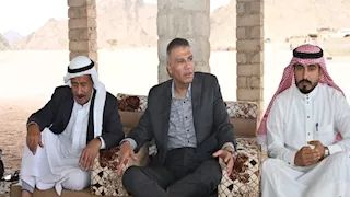 محافظ جنوب سيناء يتفقد وادي خريزة ويوزع لحوم العيد على الأهالي -صور