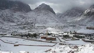 الثلوج تتساقط.. أجواء أوروبية تسيطر على أعلى قمة جبلية في مصر -صور