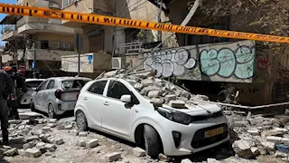 دوي انفجار في تل أبيب جراء صاروخ إيراني وتصاعد أعمدة دخان