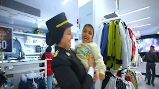 "الداخلية" تصطحب أطفال دور الأيتام للتسوق وتوزع كحك العيد بمناسبة عيد الفطر