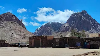 بالصور.. معدات ثقيلة لإزالة آثار السيول فى سانت كاترين