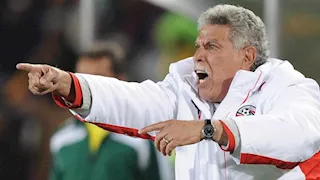 لقطة مميزة بين حسن شحاتة وأبناء الراحل محمد صبري خلال مباراة أوتوهو في الكونفدرالية