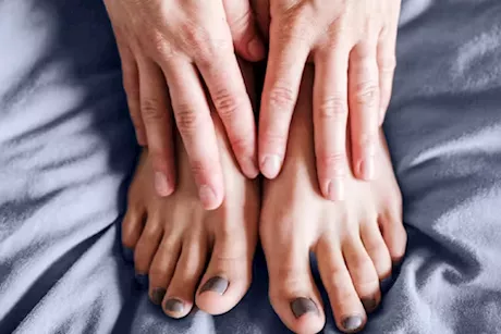 سبب تنميل الأطراف- حسام موافي: علامة تحذيرية على هذه الأمراض