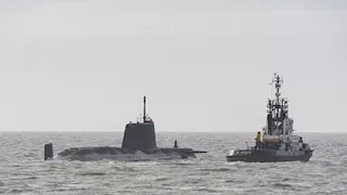 تكمن في صمت وبانتظار تصاعد النزاع.. وصول غواصة نووية بريطانية إلى بحر العرب