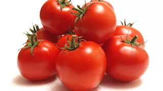  توقف عن شطفها بالماء.. حيلة فعالة لإزالة بقايا المبيدات من الطماطم 