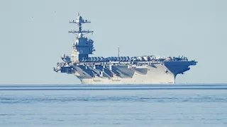 بعد اندلاع النيران فيها.. حاملة الطائرات الأمريكية جيرالد فورد تصل جزيرة كريت لإجراء إصلاح بها