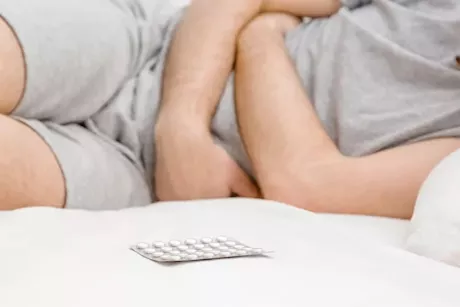 ألم البطن بعد المضاد الحيوي- طبيب يوضح أسبابه وطرق علاجه