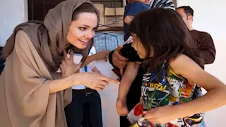أنجلينا جولي تكشف عن تلقيها رسالة مؤثرة من فتاة غزاوية