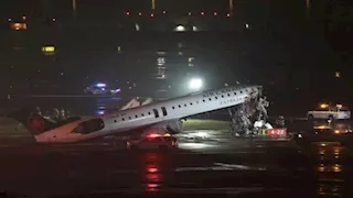 فيديو يوثق لحظة تصادم طائرة بسيارة في مطار لاجوارديا بنيويورك