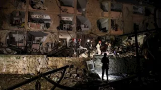 إعلام عبري: قتيل و3 مصابين بقصف صاروخي إيراني على وسط إسرائيل (فيديو)