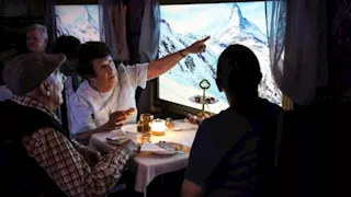 قطار يتيح لكبار السن السفر حول العالم دون مغادرة المنزل.. ما القصة؟