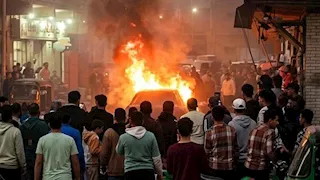 "العربية ولعت قدام الناس".. حريق يلتهم سيارة في جنزور بالمنوفية