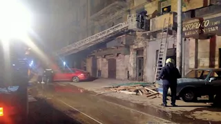 انهيار جزئي لعقار في وكالة الليمون بالإسكندرية.. واستخراج سيدة من تحت الأنقاض- صور