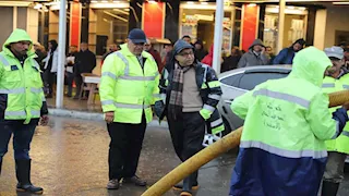 لكسح تجمعات مياه الأمطار.. "صرف الإسكندرية" تنشر فرق طوارئ و153 سيارة ومعدة- صور