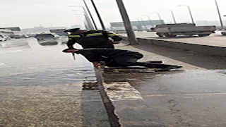 بطل في مواجهة الطقس.. 17 ثانية توثق شجاعة أمين شرطة