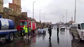 رجال الشرطة يواصلون جهودهم في مساعدة المواطنين لمواجهة الطقس السيئ | فيديو وصور