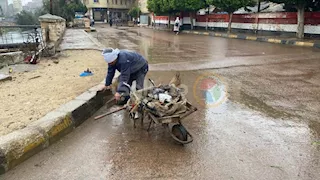 بمقشة وابتسامة.. بطولة عامل نظافة تحت الأمطار بكفر الشيخ: "ربنا هو السند"