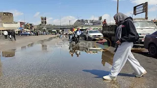 صور- جهود عمال النظافة في إزالة تجمعات مياه الأمطار بالقاهرة
